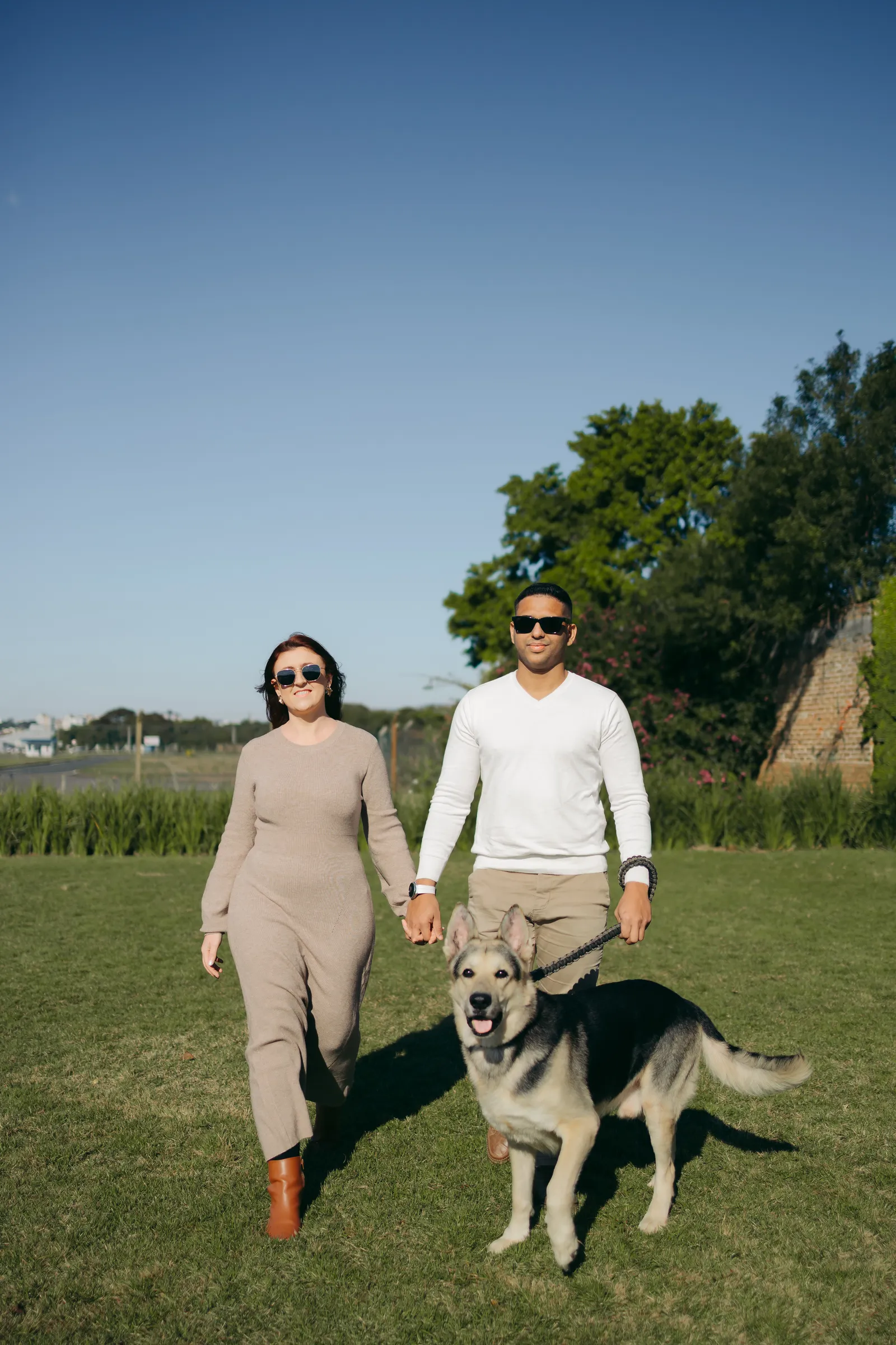 O casal em clima de festa no ensaio fotográfico